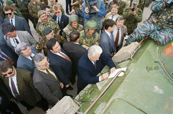 Борис Ельцин в Чечне, 1996 год Борис Ельцин в Чечне, 1996 год