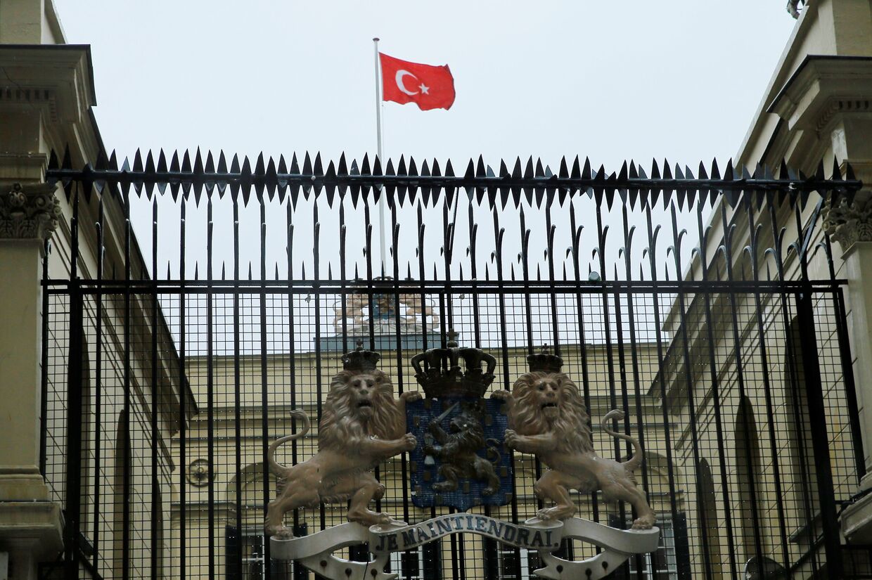 Турецкий флаг над голландским консульством в Стамбуле, 12 марта 2017 года