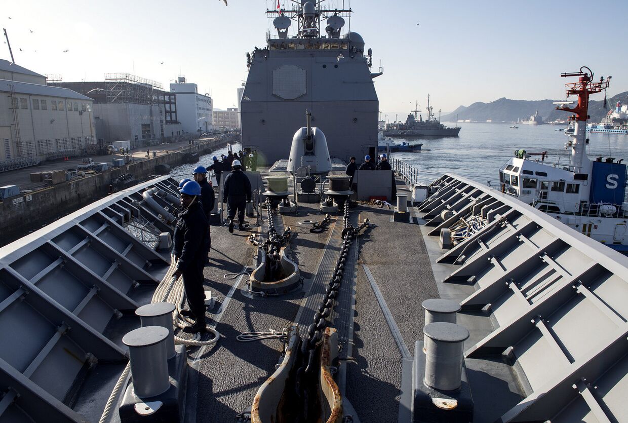 Американский корабль швартуется в порту Сасебо, Япония