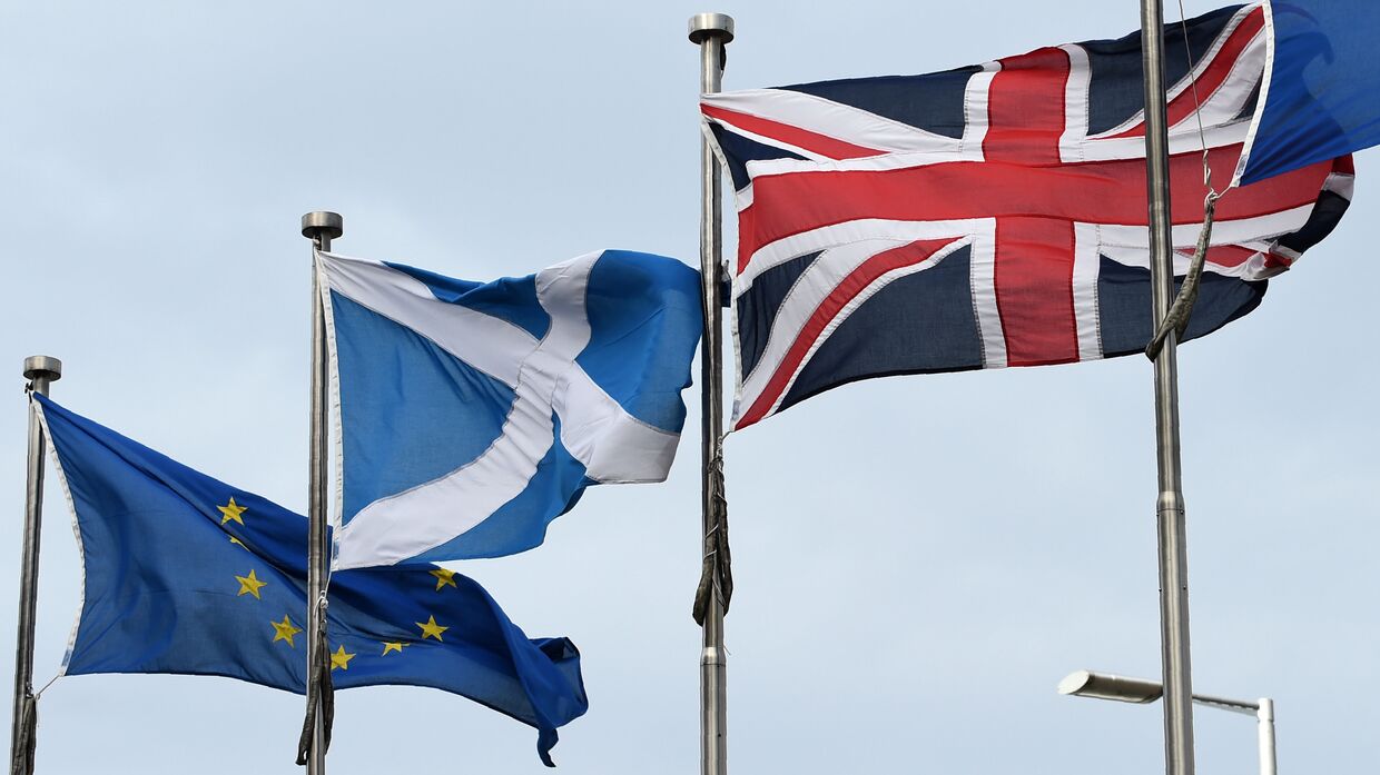 Флаги Евросоюза, Шотландии и Великобритании