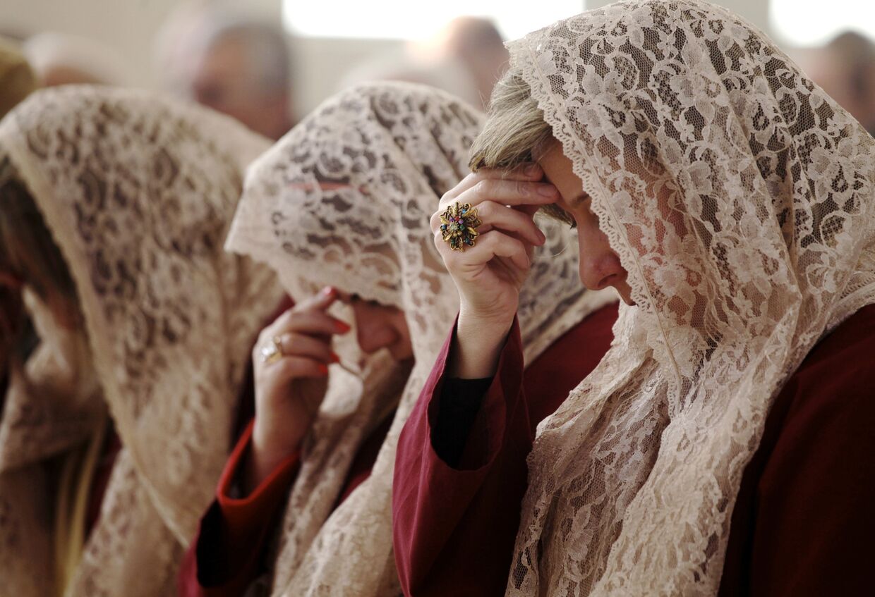 Женщины во время утренней рождественской мессы в Иордании