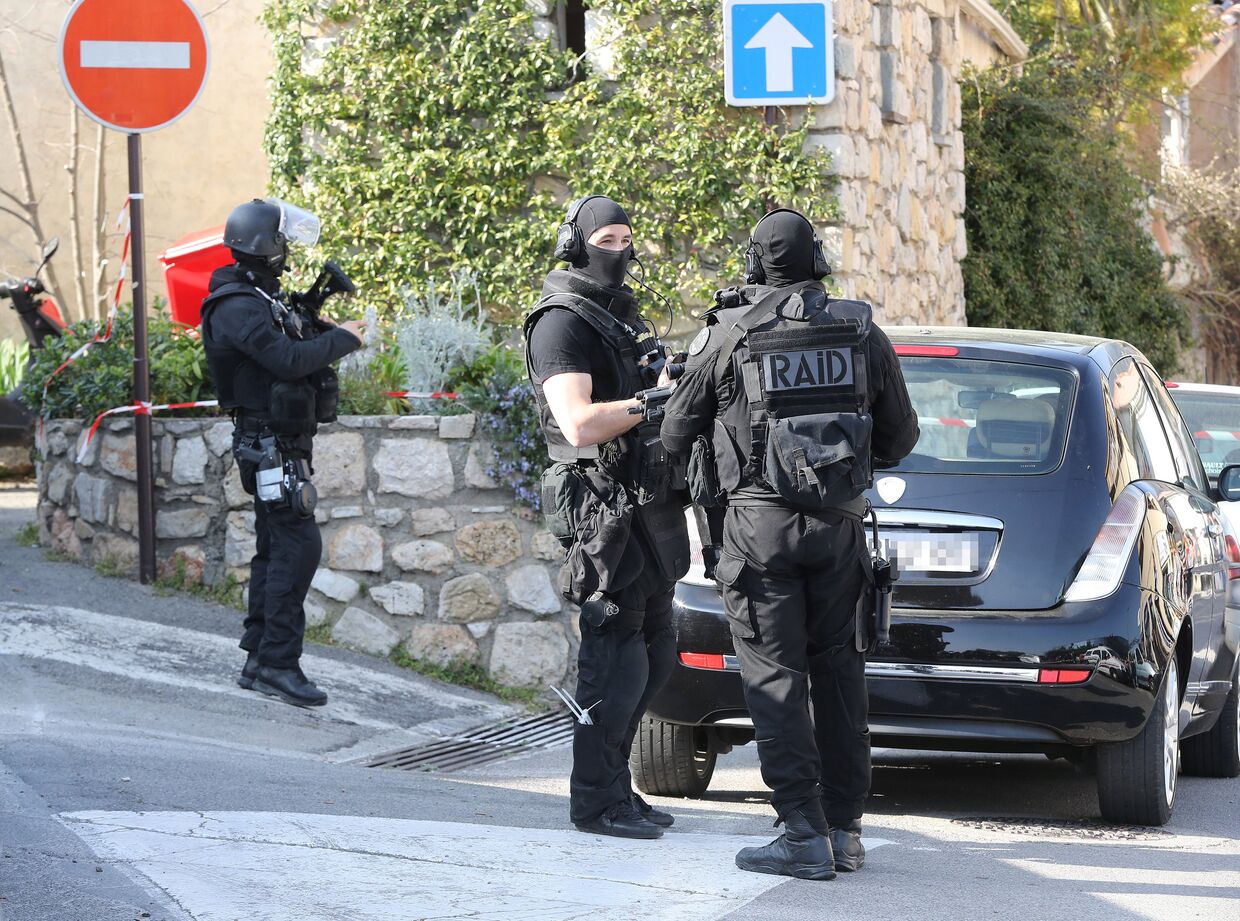 Полицейские недалеко от лицея в южном французском городе Грас, где произошла стрельба