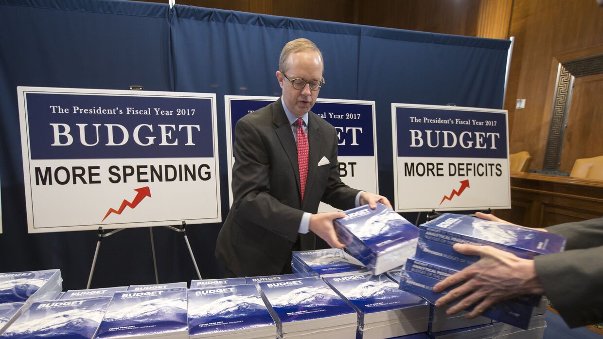 Отпечатанные копии бюджета США на 2017 год в здании Конгресса на Капитолийском холме в Вашингтоне
