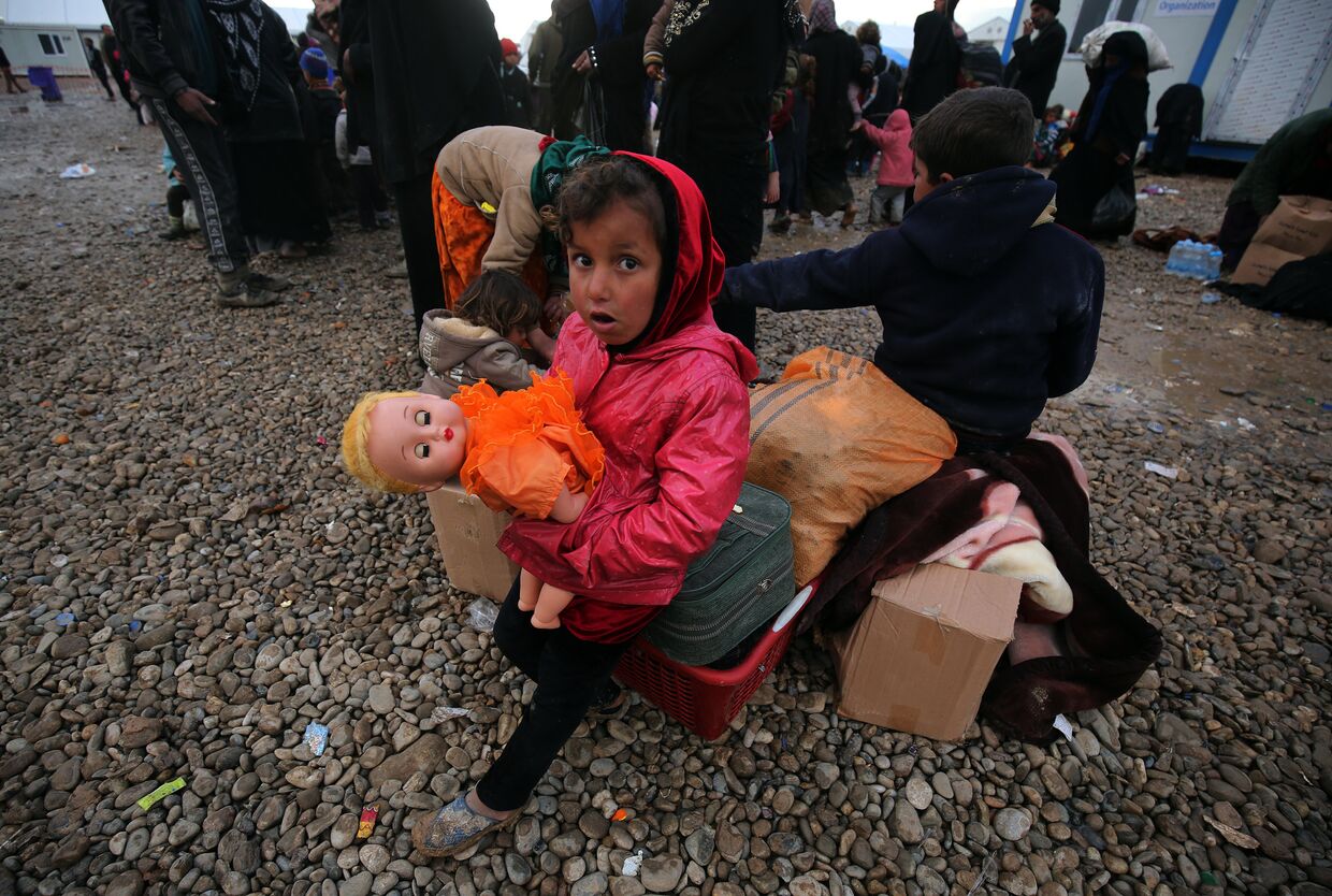 Иракская девочка в лагере для внутренне перемещенных лиц Хаммам-эль-Алиль к югу от Мосула
