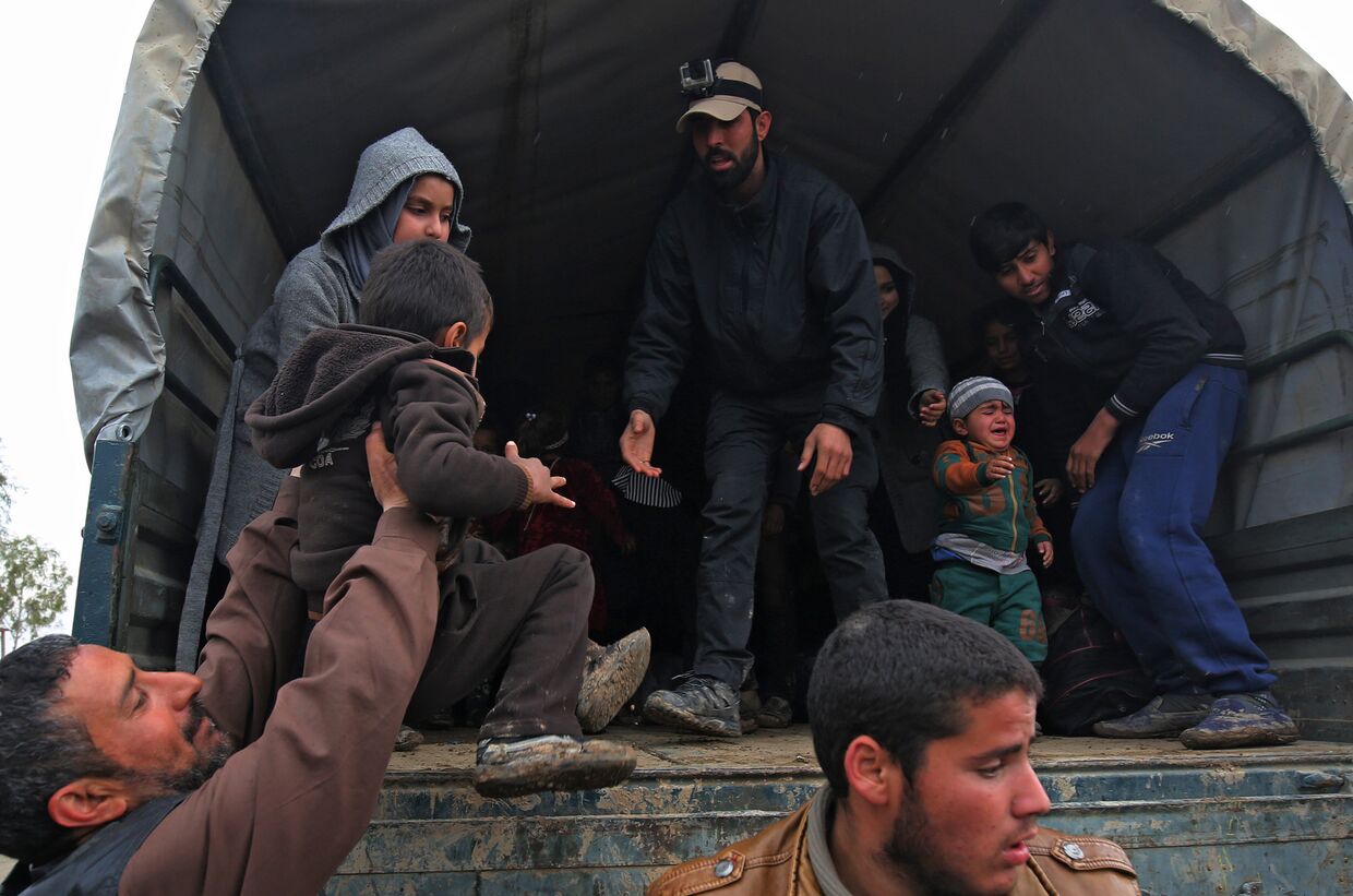 Вынужденные покинуть дома жители западного Мосула эвакуируются