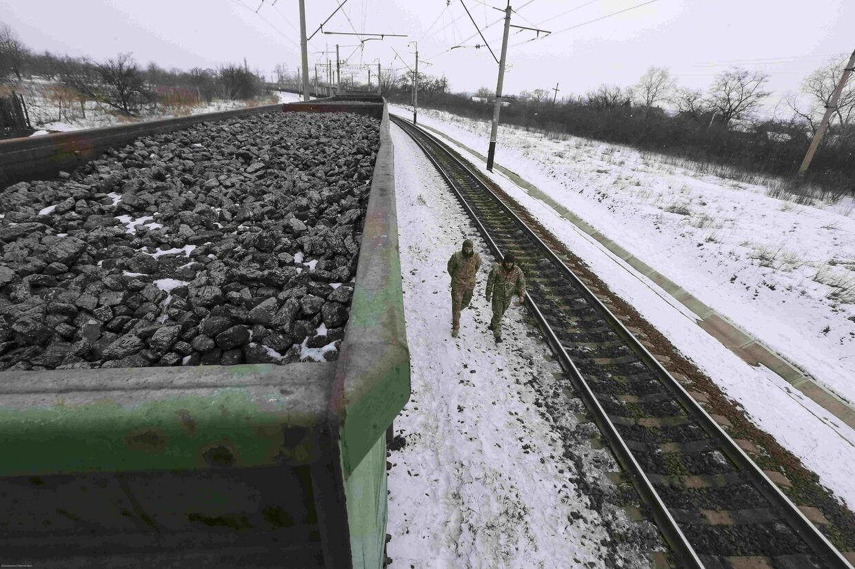 Вагоны, груженные углем заблокированные на станции Кривой Торец в Донецкой области