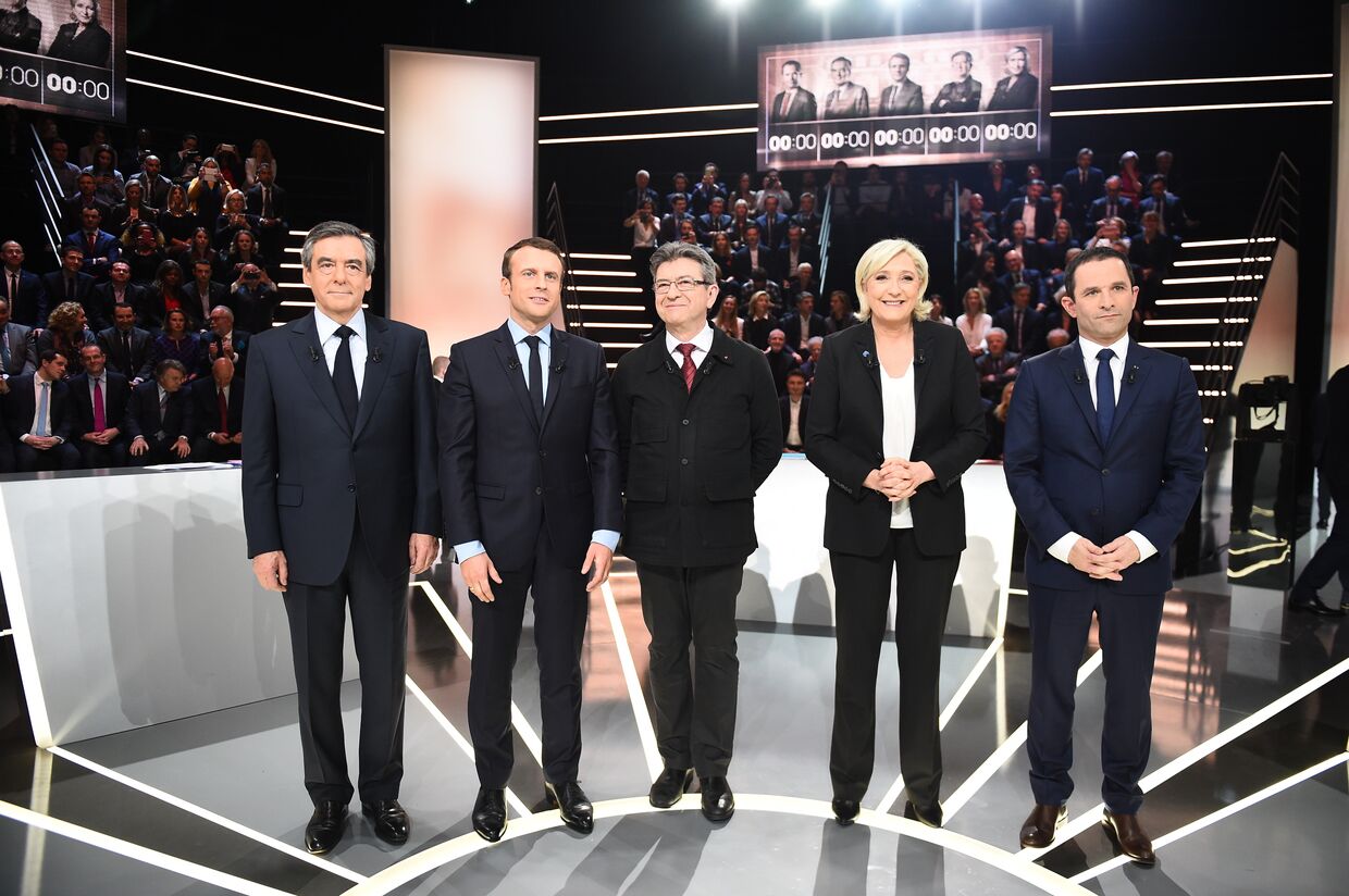 Участники предвыборных дебатов на французском телеканале TF1 (слева направо): Франсуа Фийон, Эммануэль Макрон, Жан-Люк Меланшон, Марин Ле Пен и Бенуа Амон . 20 марта 2017