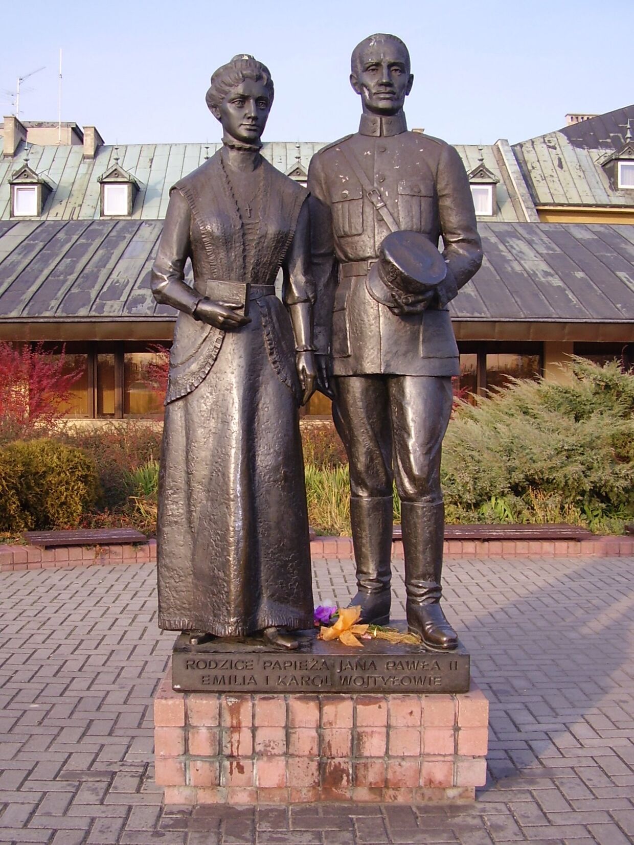 Памятник родителям Иоанна Павла II — Каролю Войтыле и Эмилии Качоровской