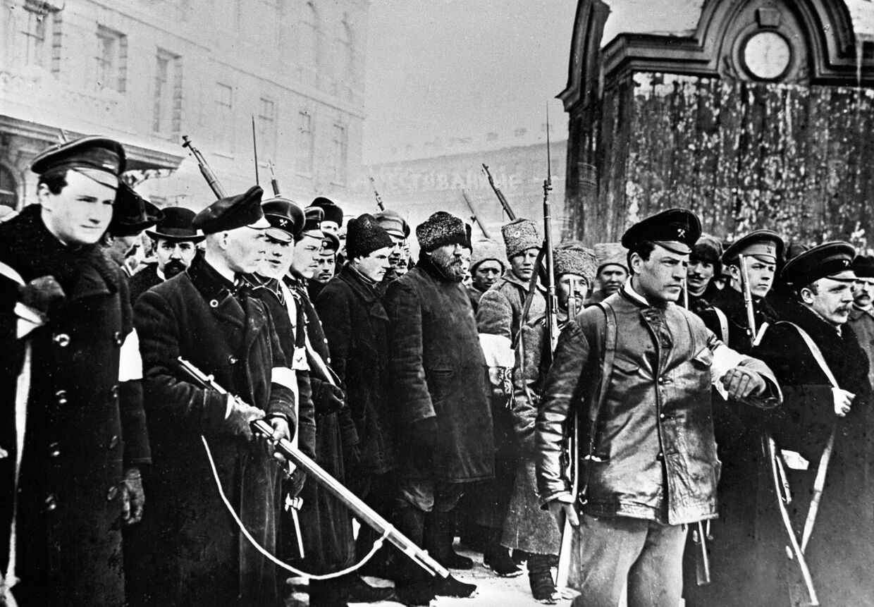 Восставшие ведут в Таврический дворец переодетых городовых во время Февральской революции