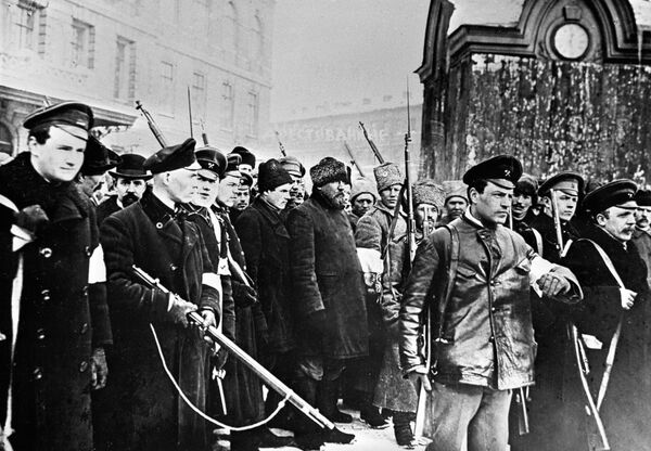 Восставшие ведут в Таврический дворец переодетых городовых во время Февральской революции