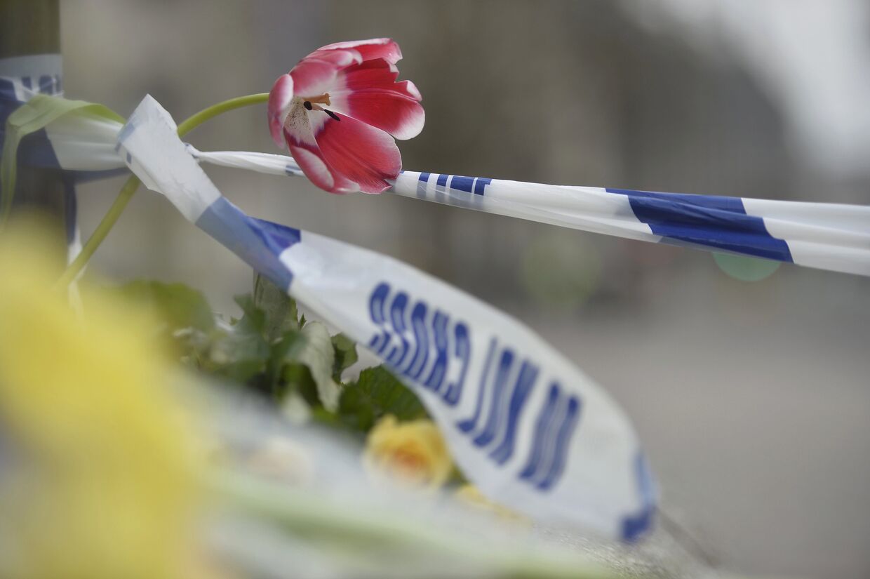 Цветы на месте теракта в Вестминстере в Лондоне