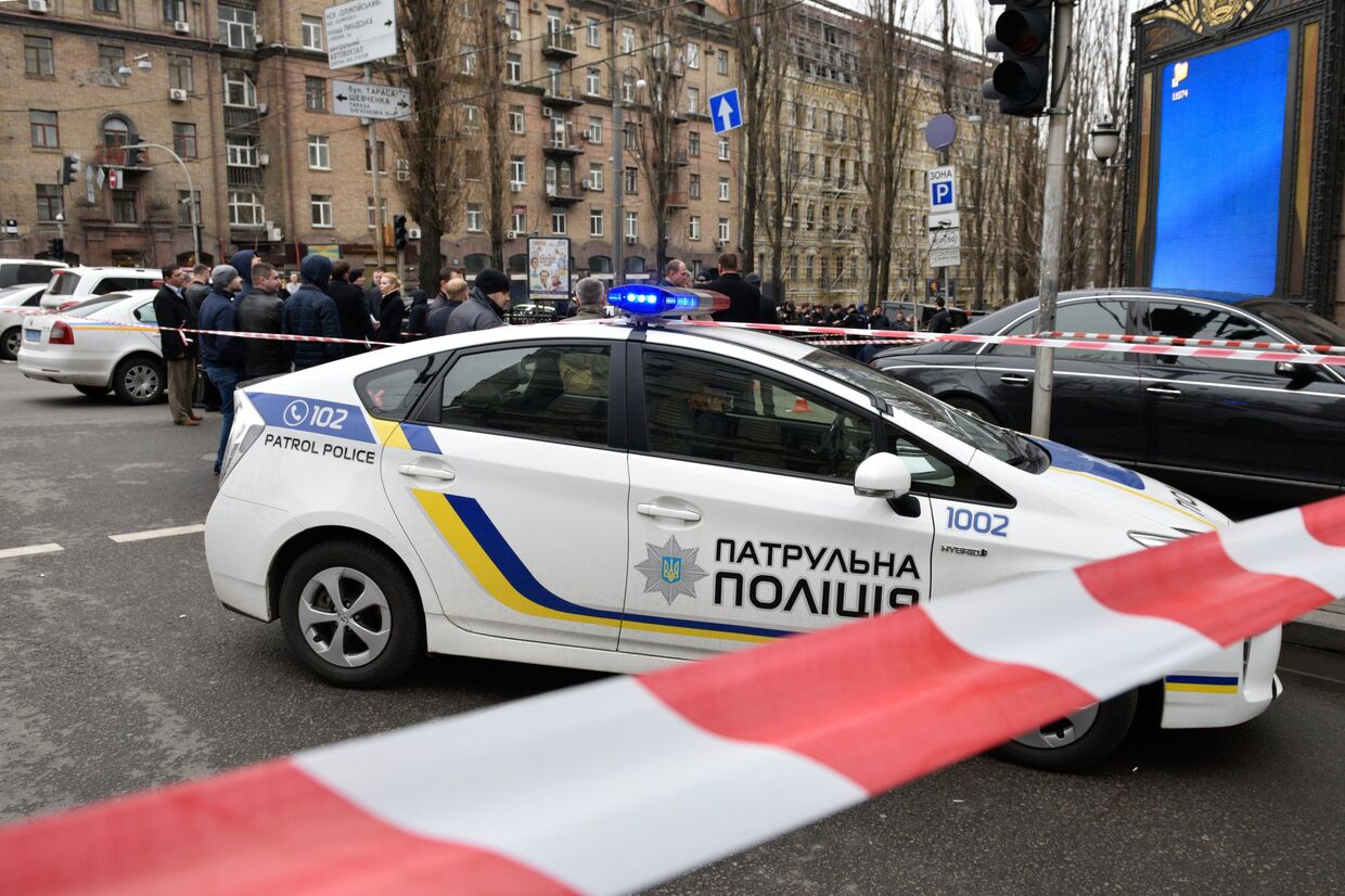 Полицейский автомобиль на месте убийства в Киеве