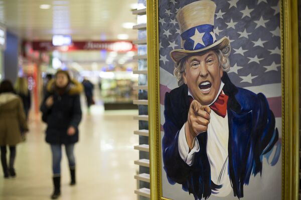 Карикатурное изображение президента США Дональда Трампа в торговом центре в Москве Карикатурное изображение президента США Дональда Трампа в торговом центре в Москве