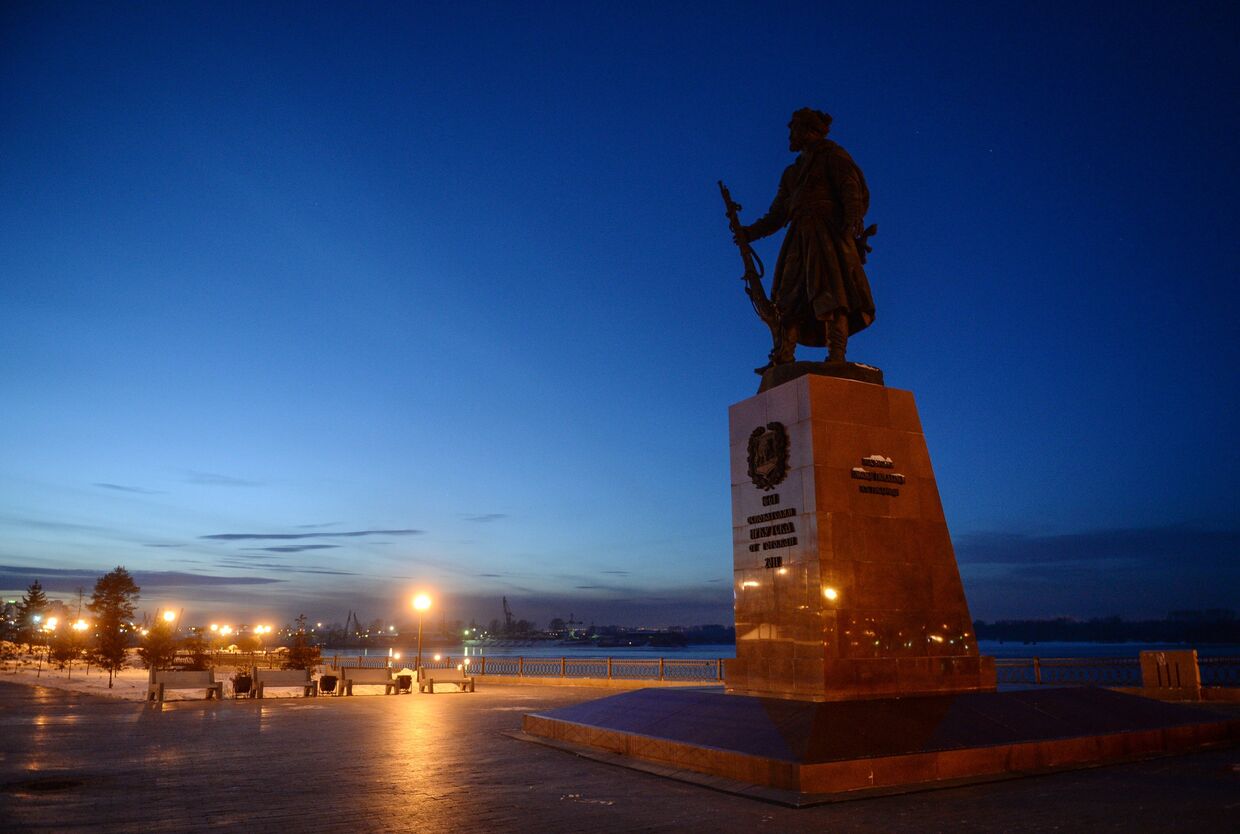 Памятник основателю Иркутска Якову Похабову на Нижней набережной реки Ангары в городе Иркутск