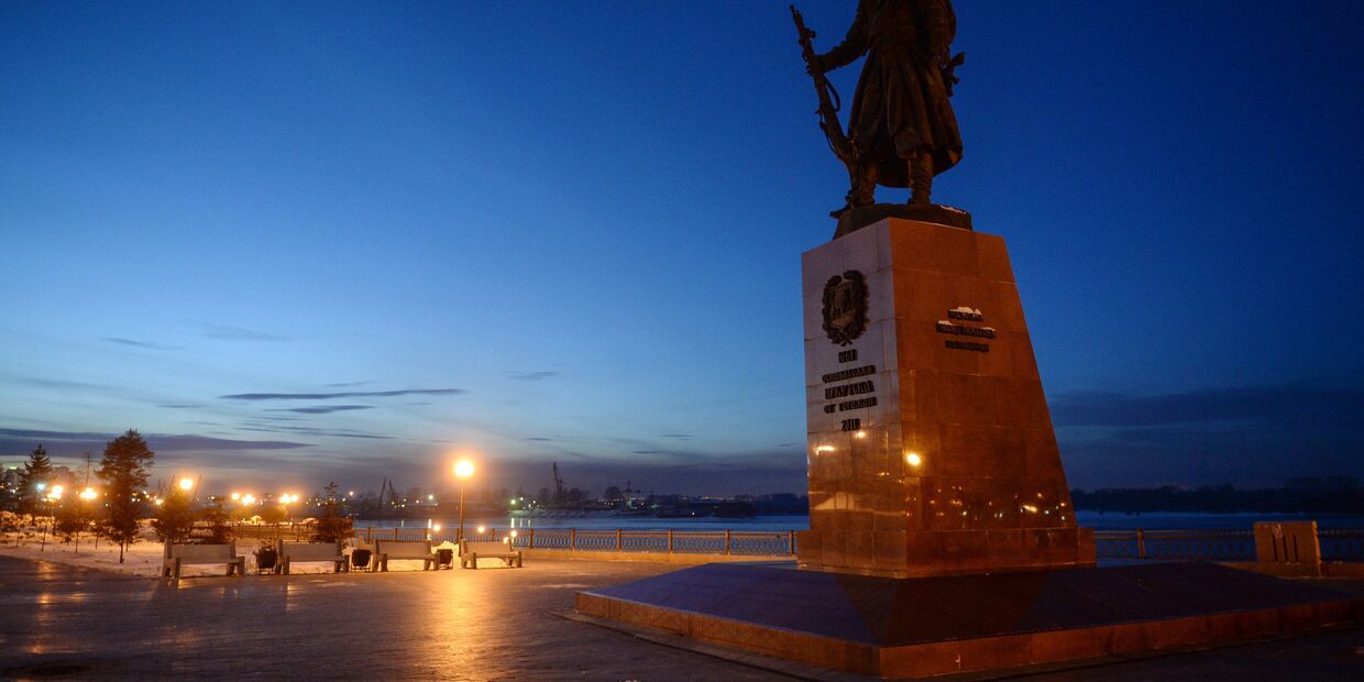 Памятник основателю Иркутска Якову Похабову на Нижней набережной реки Ангары в городе Иркутск