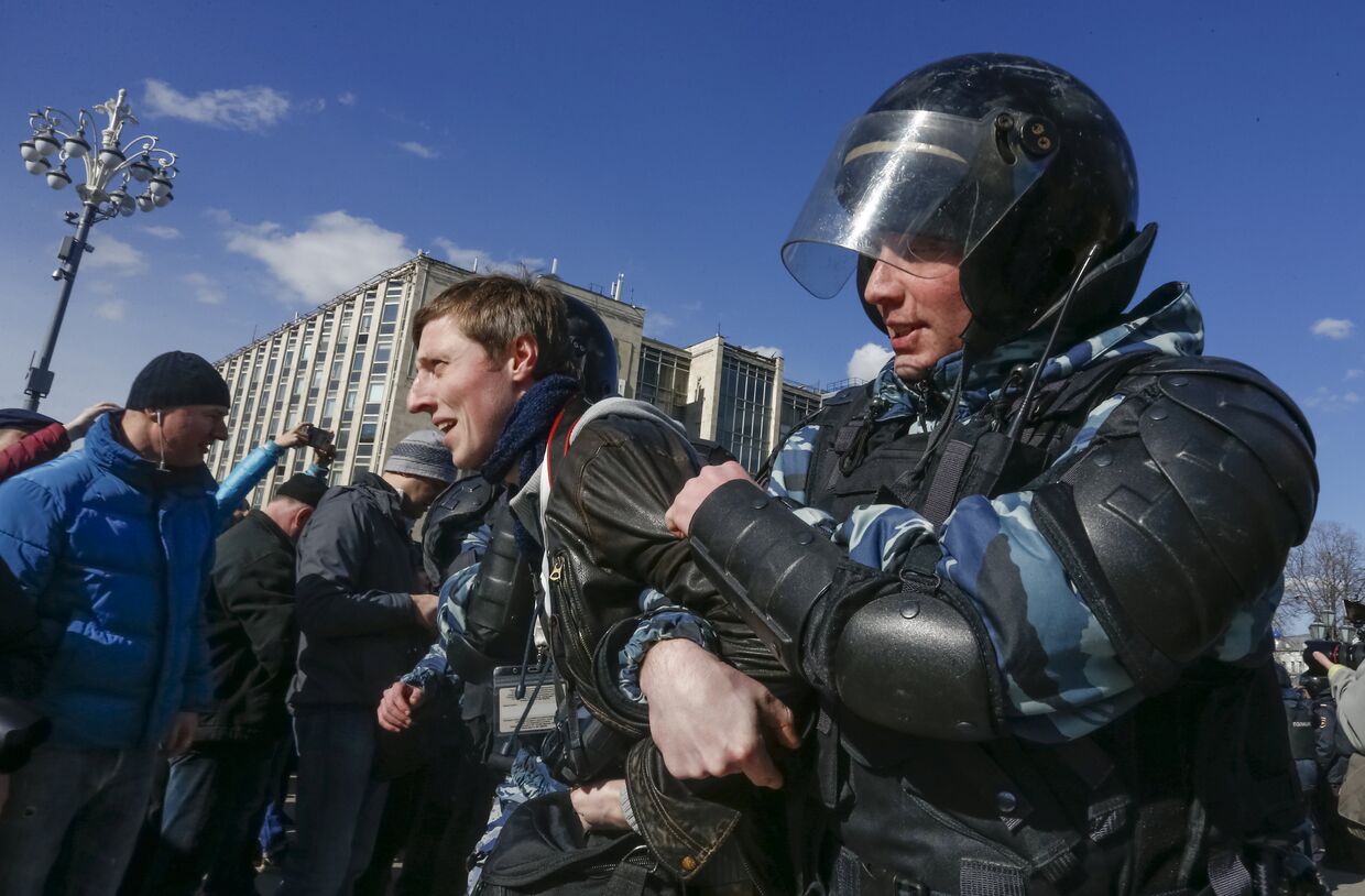 Сотрудники правоохранительных органов проводят задержания во время митинга в Москве