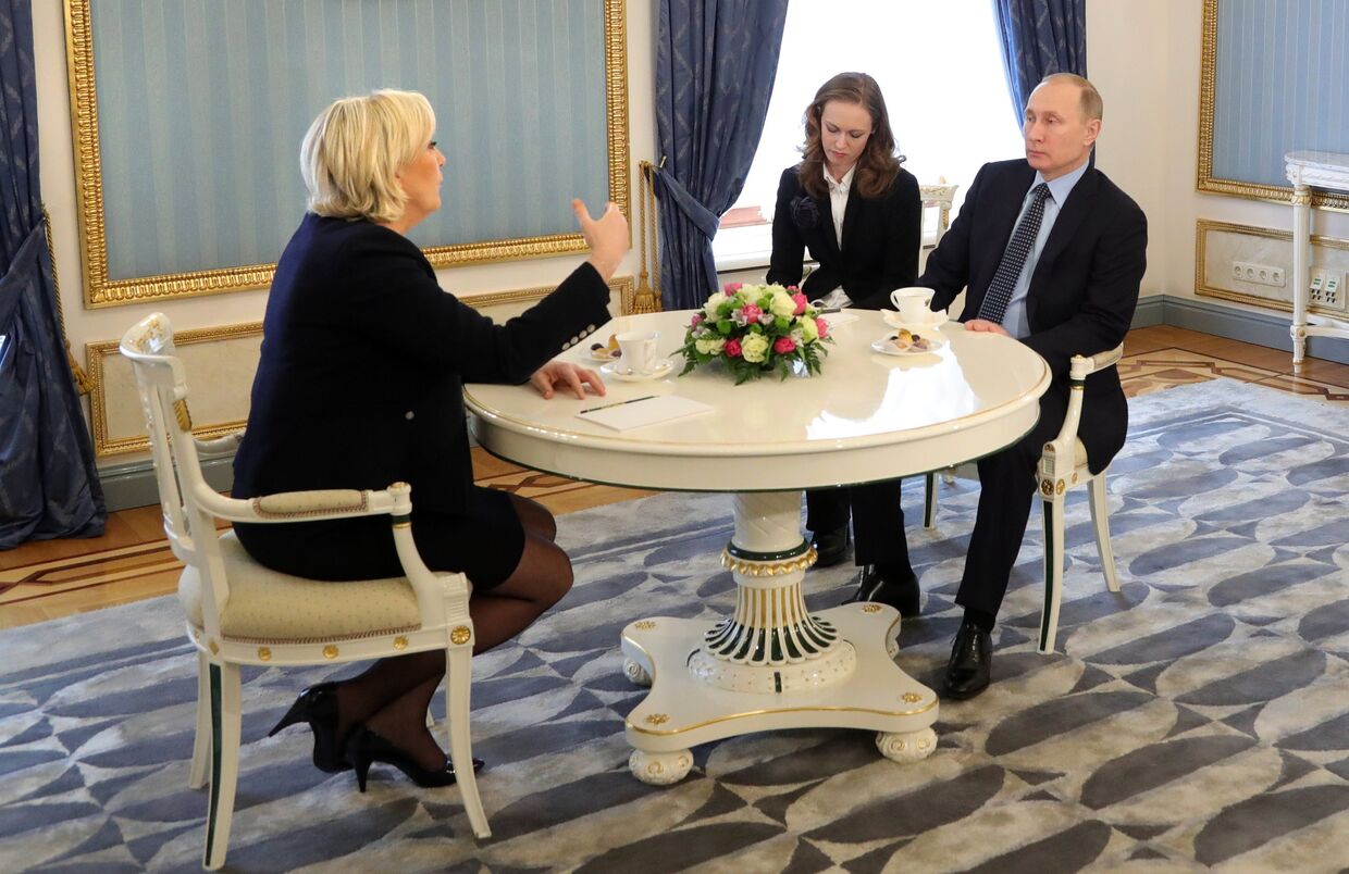 Президент РФ Владимир Путин и кандидат в президенты Франции Марин Ле Пен