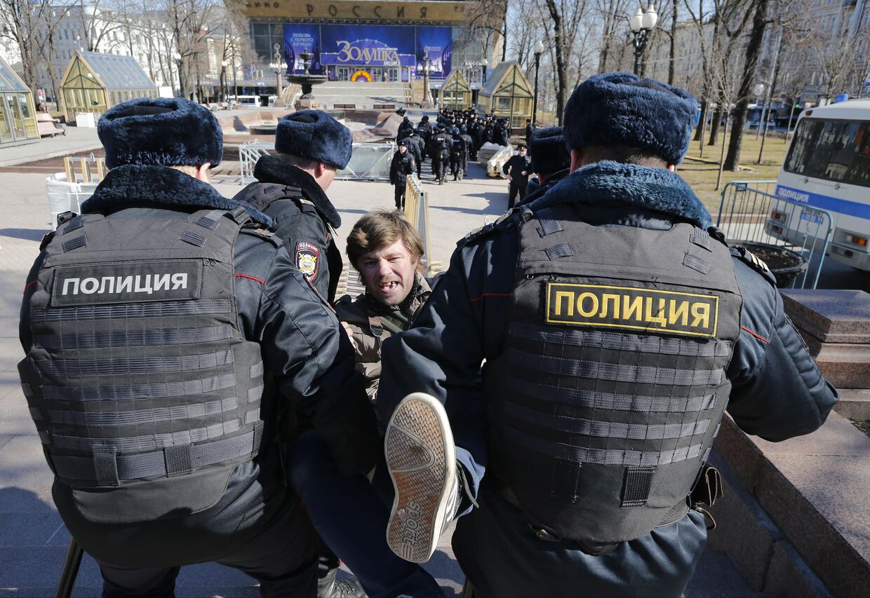 Полиция задерживает протестующих во время митинга в центре Москвы