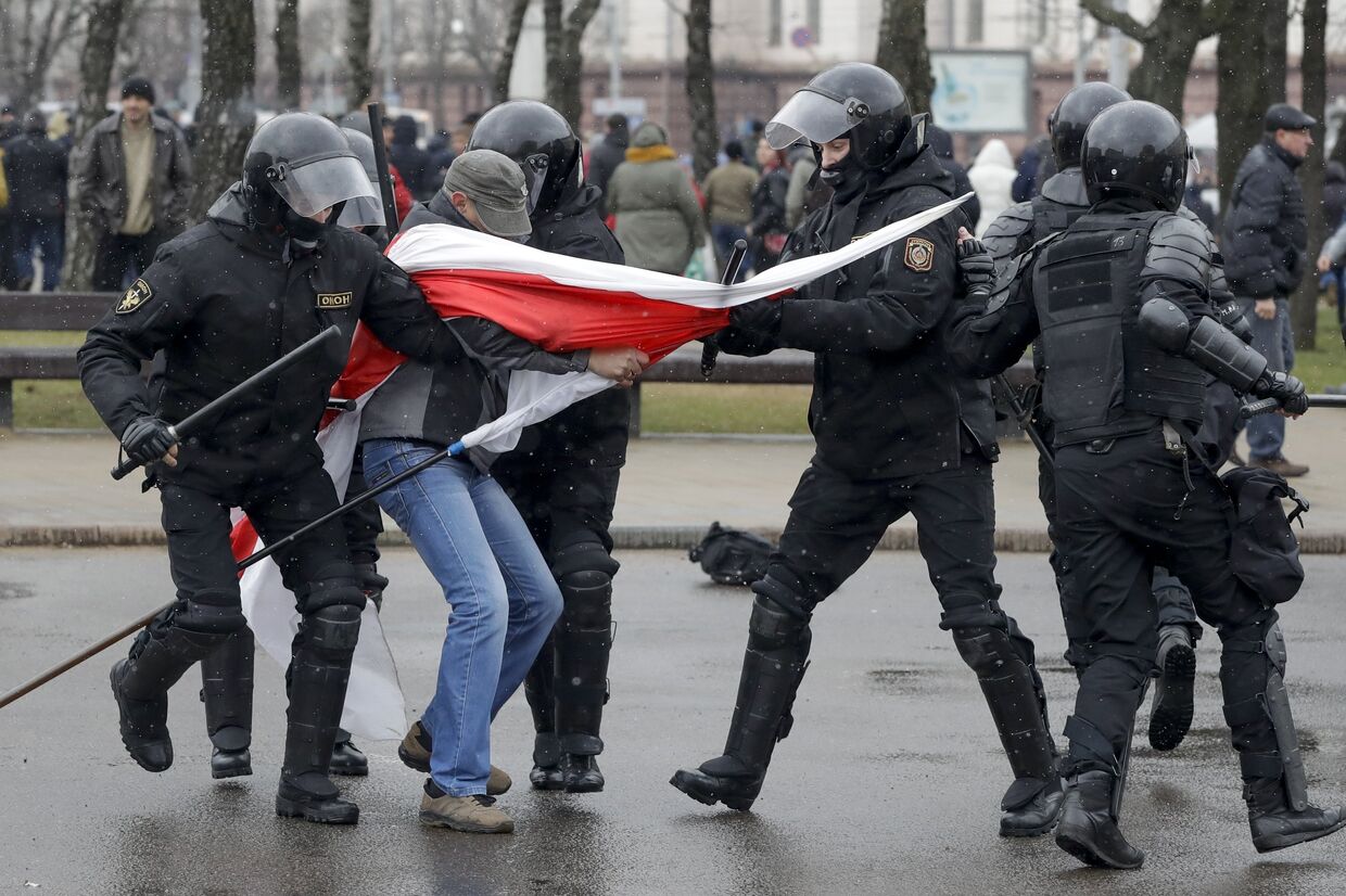 ОМОН проводит задержание участника митинга в Минске