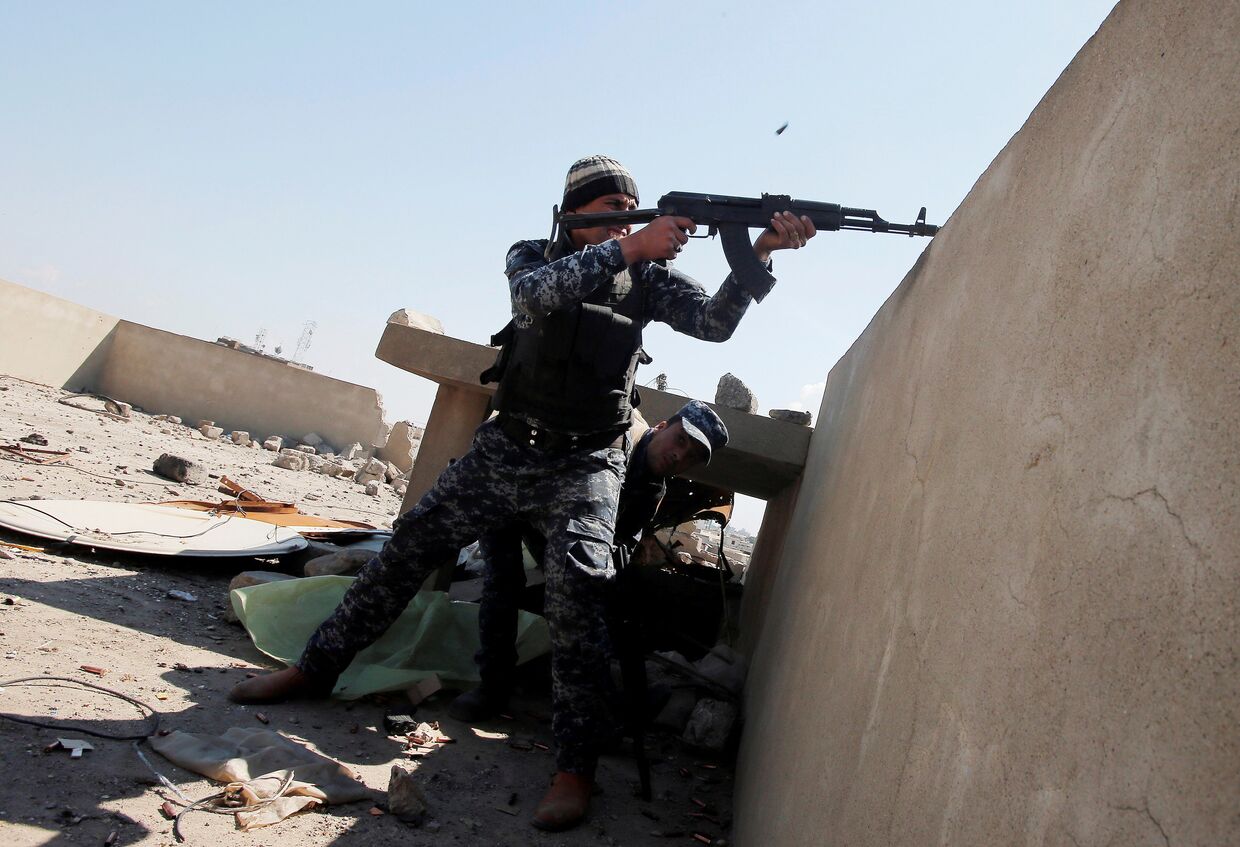 Иракский полицейский обстреливает позиции боевиков исламского государства в Мосуле