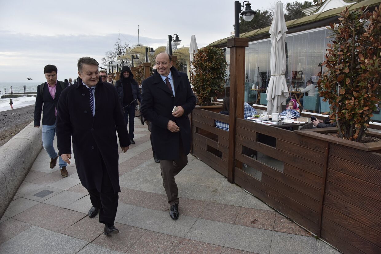 Депутат парламента Сербии Милован Боич (слева) во время посещения Крыма. 20 марта 2017