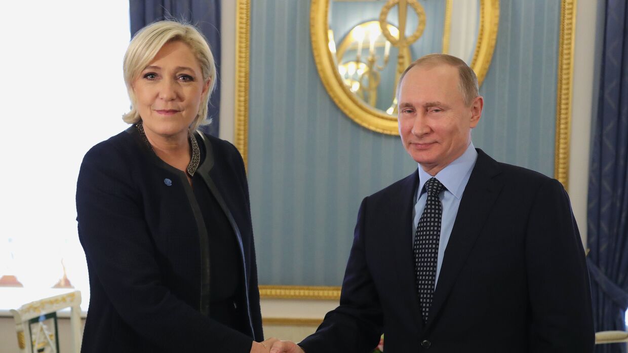 Президент РФ Владимир Путин и лидер политической партии Франции Национальный фронт, кандидат в президенты Франции Марин Ле Пен во время встречи. 24 марта 2017