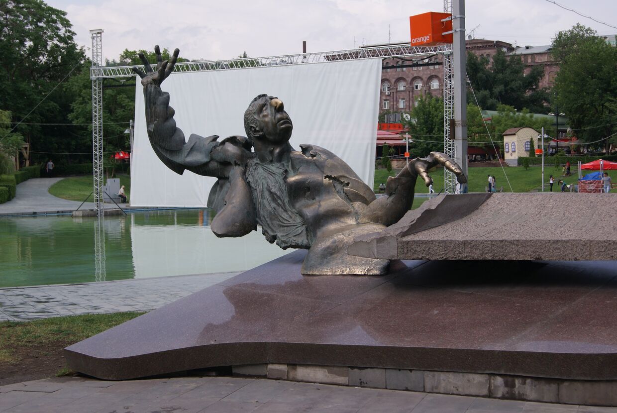 Памятник композитору Арно Бабаджаняну в Ереване (угол улиц Теряна и Туманяна)