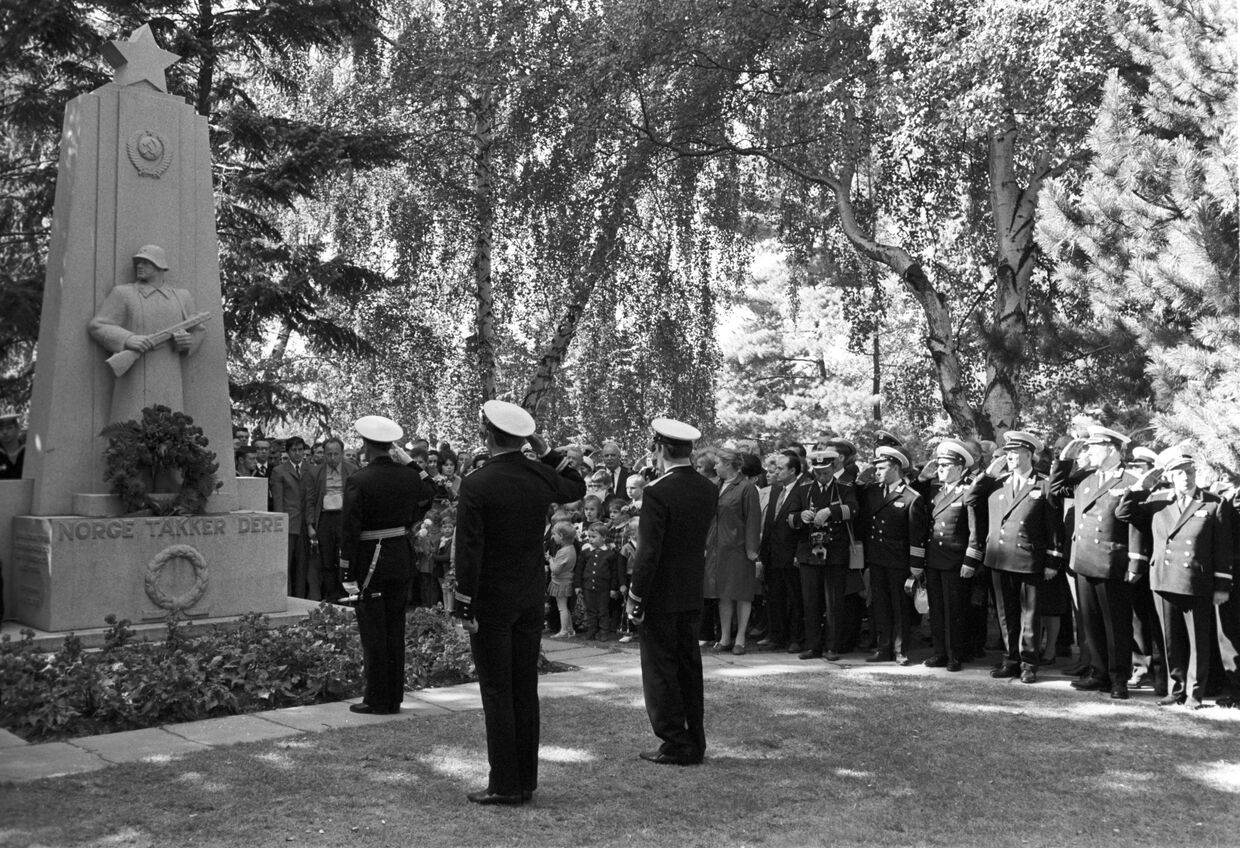 Возложение венка к памятнику советским солдатам Norge takker dere на кладбище Вестре-Гравлюнд в норвежском городе Осло