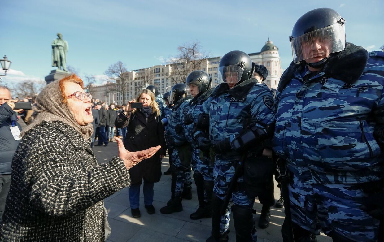 Полицейское оцепление на Пушкинской площади во время митинга в Москве