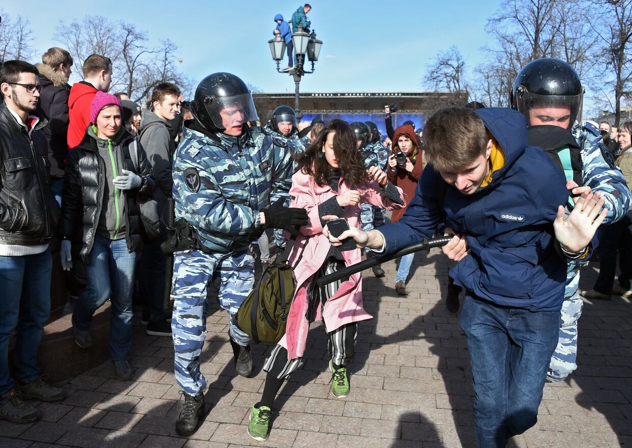 Полиция задерживает протестующих во время митинга в центре Москвы