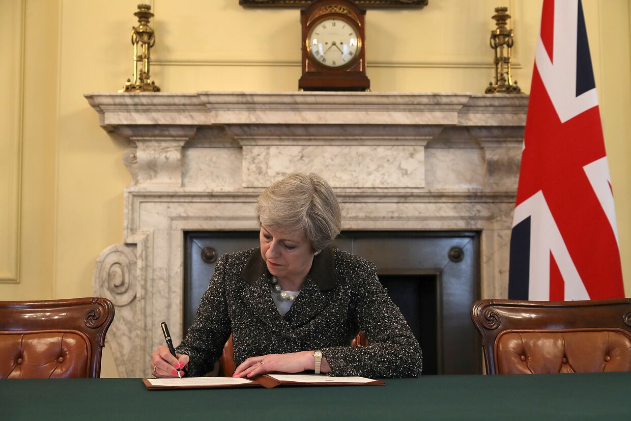 Премьер-министр Великобритании Тереза Мэй подписывает письмо в ЕС о начале запуска Brexit. 28 марта 2017