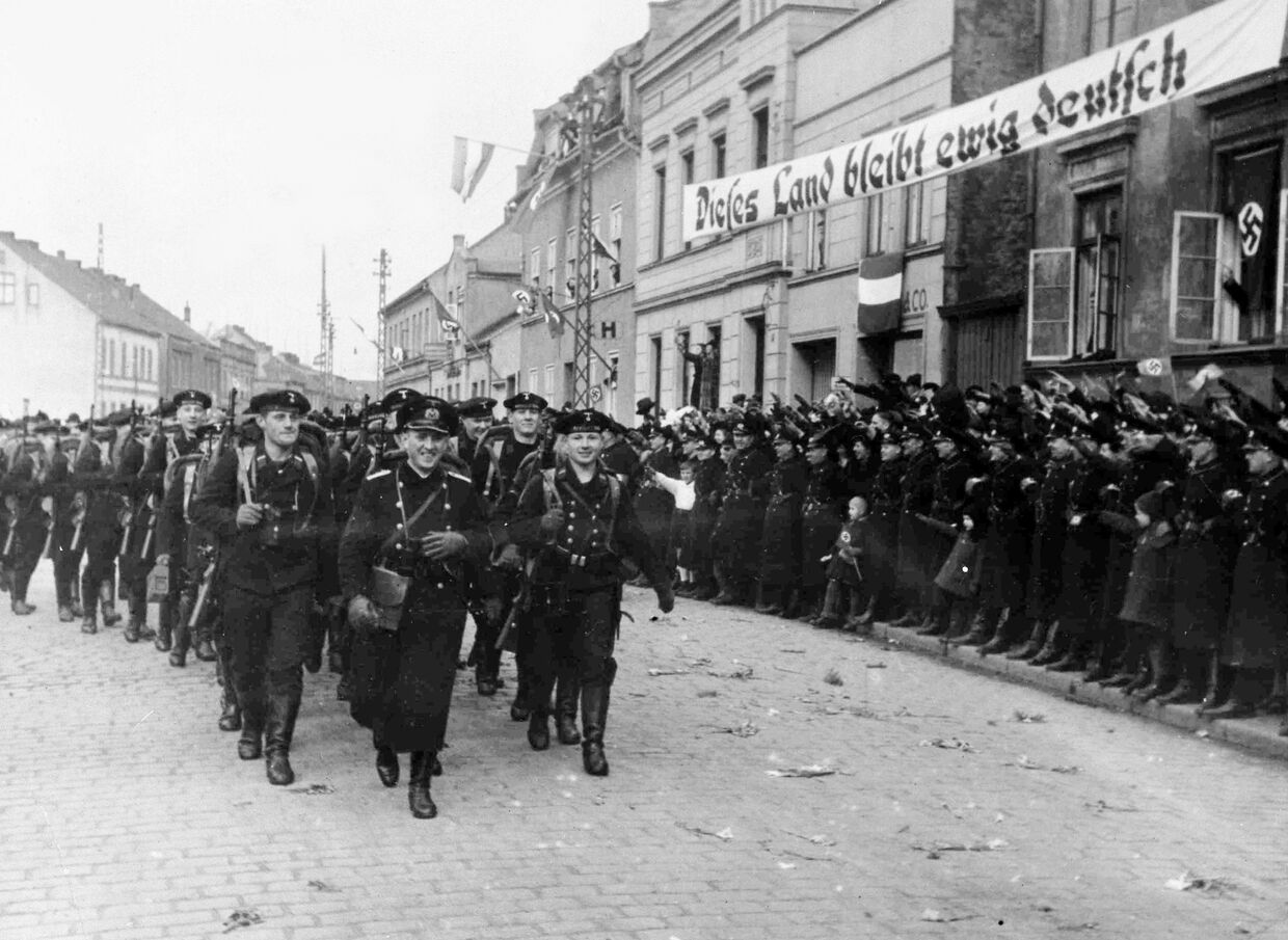 Немецкие солдаты маршируют в Мемеле