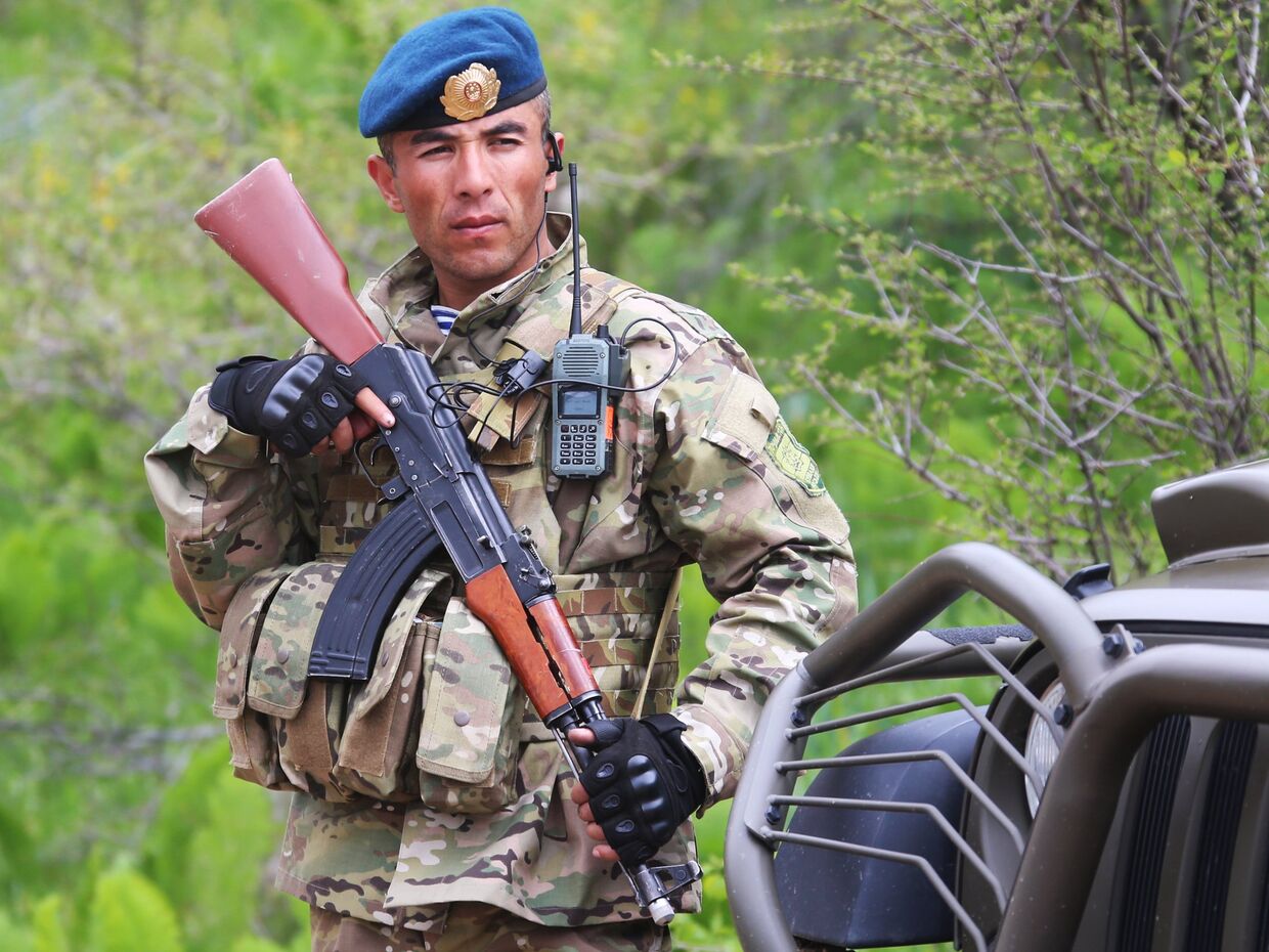 Военнослужащий армии Таджикистана во время совместных учений