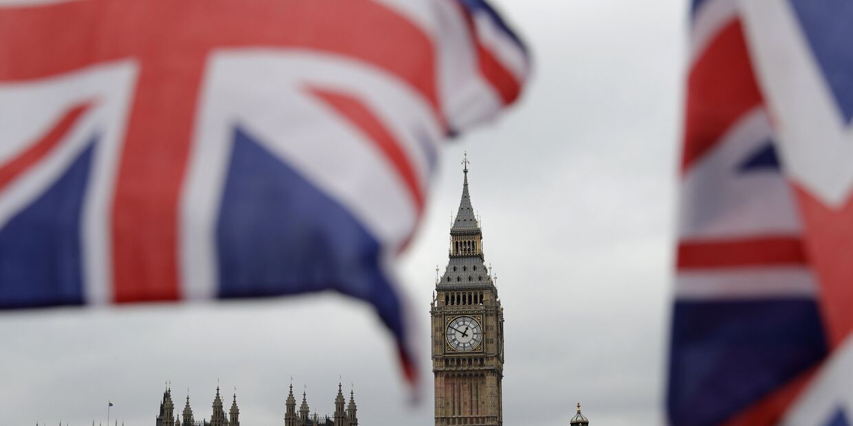 Биг-Бен на фоне британских флагов в Лондоне