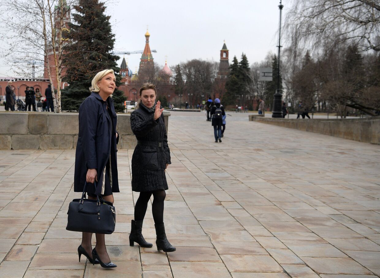 Кандидат в президенты Франции Марин Ле Пен во время осмотра территории Кремля перед встречей с президентом РФ Владимиром Путиным