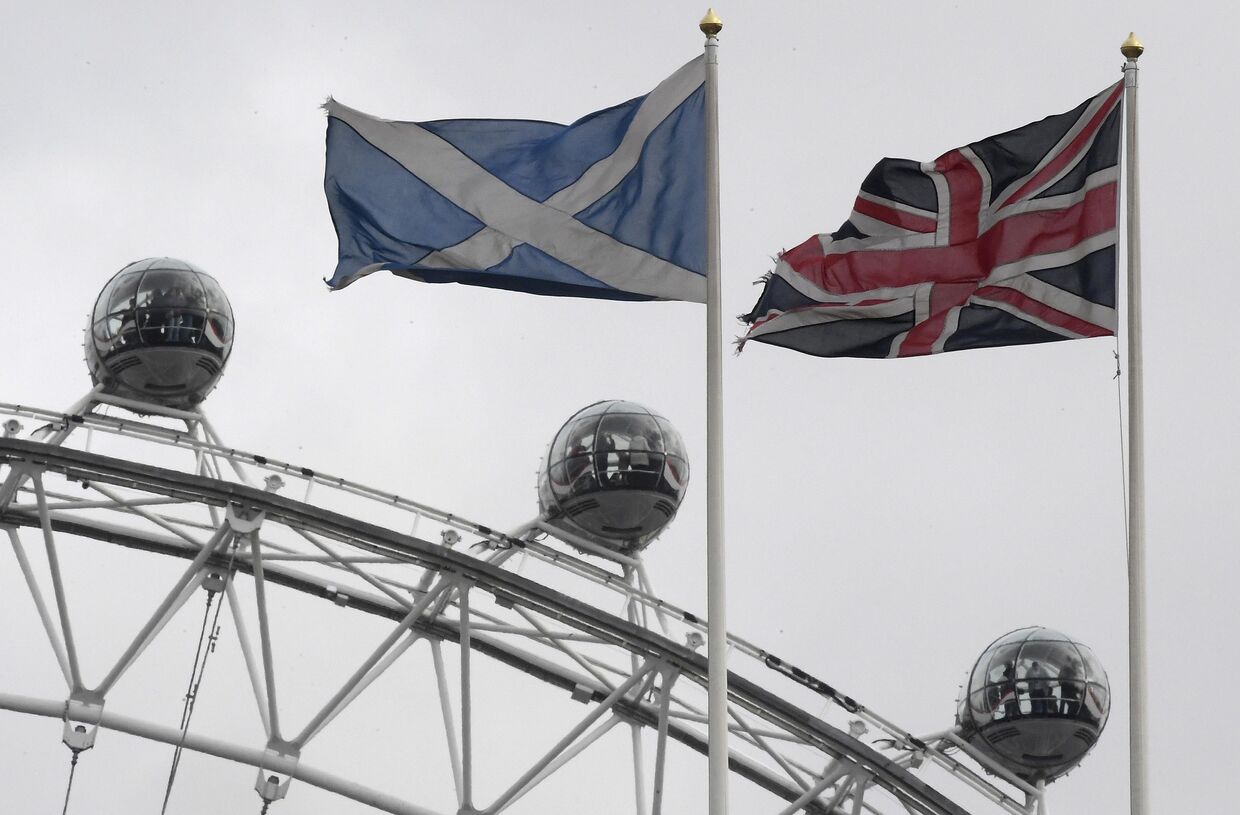 Флаги Шотландии и Великобритании в Лондоне