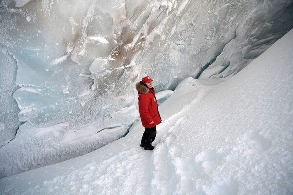 Президент РФ Владимир Путин во время посещения пещеры Ледника полярных летчиков на острове Земля Александры архипелага Земля Франца-Иосифа