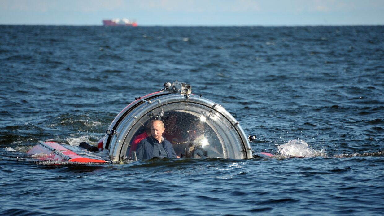 Президент России Владимир Путин после погружения на подводном аппарате «Си-эксплорер-5»