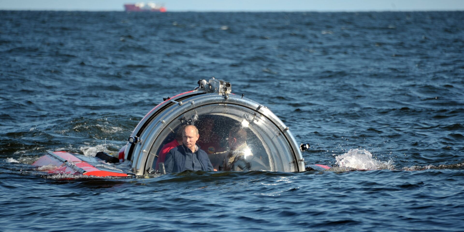 Президент России Владимир Путин после погружения на подводном аппарате «Си-эксплорер-5» - ИноСМИ, 1920, 13.10.2023