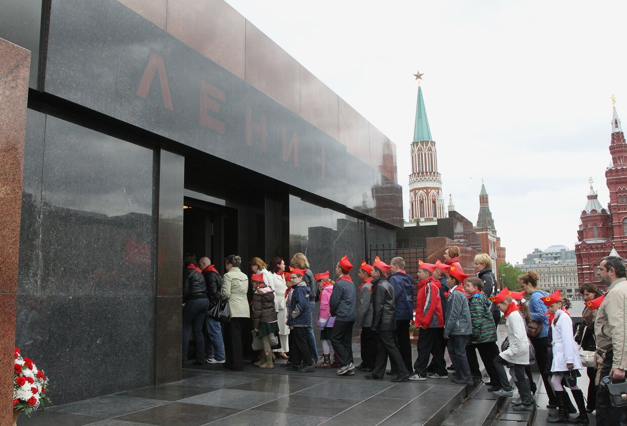 Участники церемонии торжественного приема в пионеры на Красной площади стоят в очереди в мавзолей В.И. Ленина
