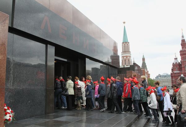 Участники церемонии торжественного приема в пионеры на Красной площади стоят в очереди в мавзолей В.И. Ленина Участники церемонии торжественного приема в пионеры на Красной площади стоят в очереди в мавзолей В.И. Ленина