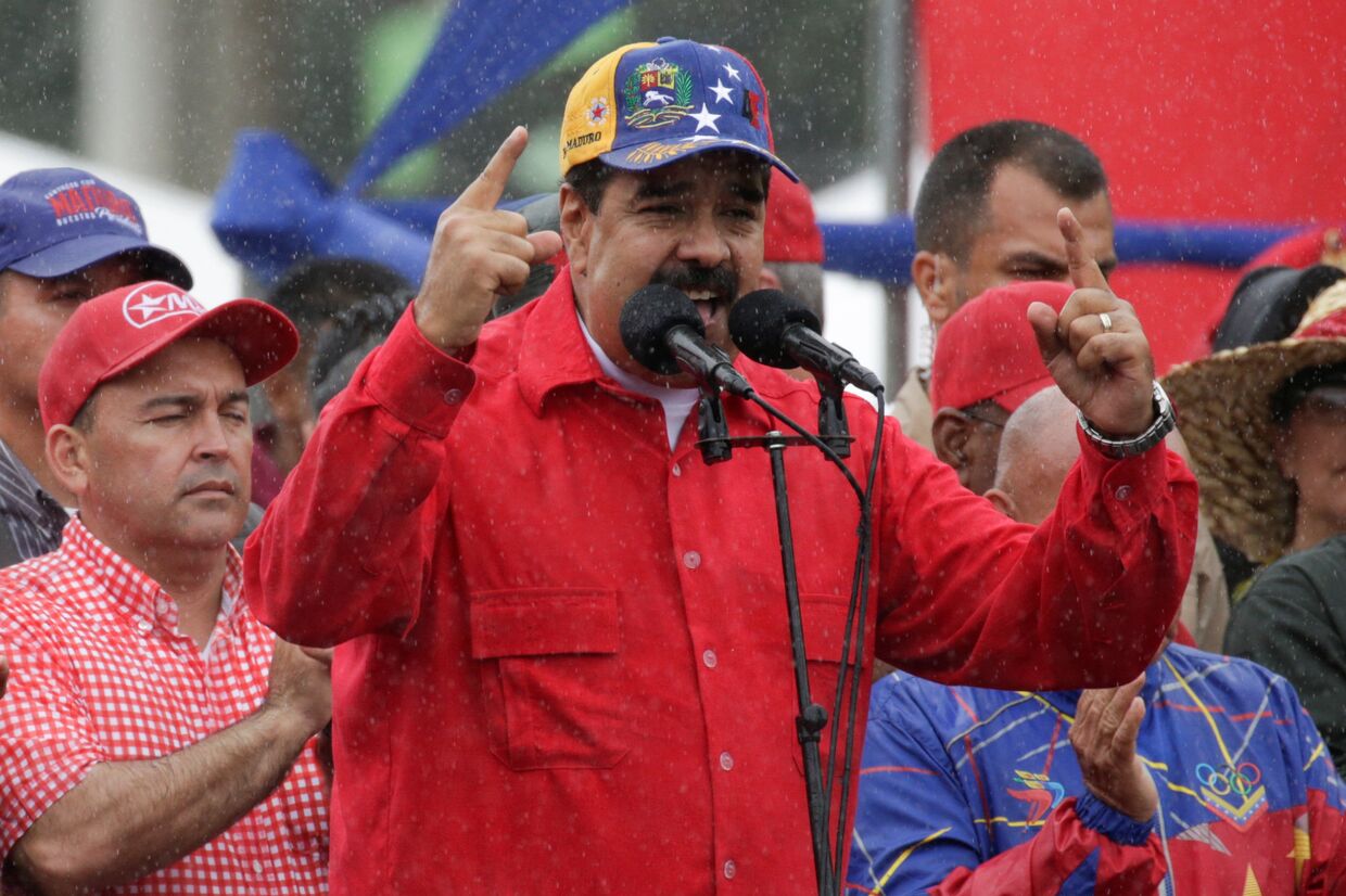 Президент Венесуэлы Николас Мадуро выступает на митинге в Каракасе