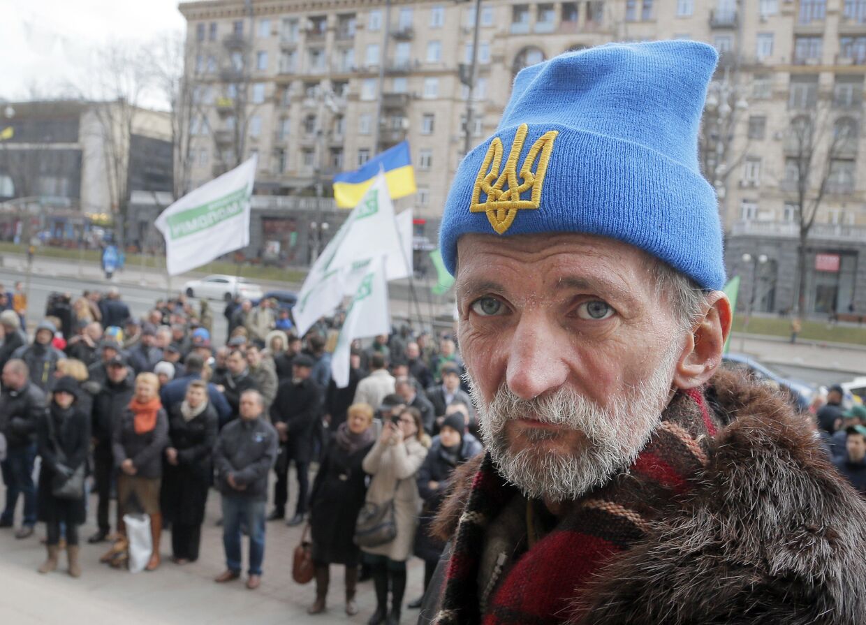 Люди у здания городского совета, во время заседания в Киеве