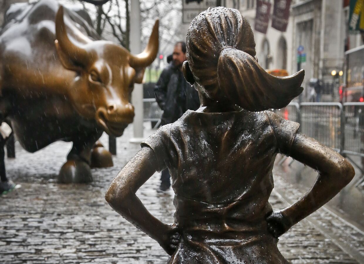 Статуя «Бесстрашной девочки» напротив «Атакующиего быка» на Уолл-Стрит
