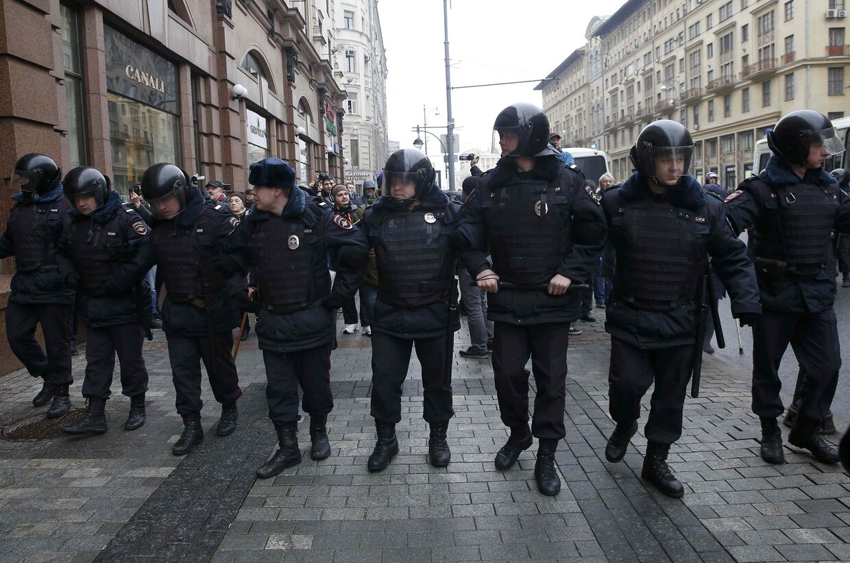 Полицейское оцепление во время несанкционированного антиправительственного митинга в Москве