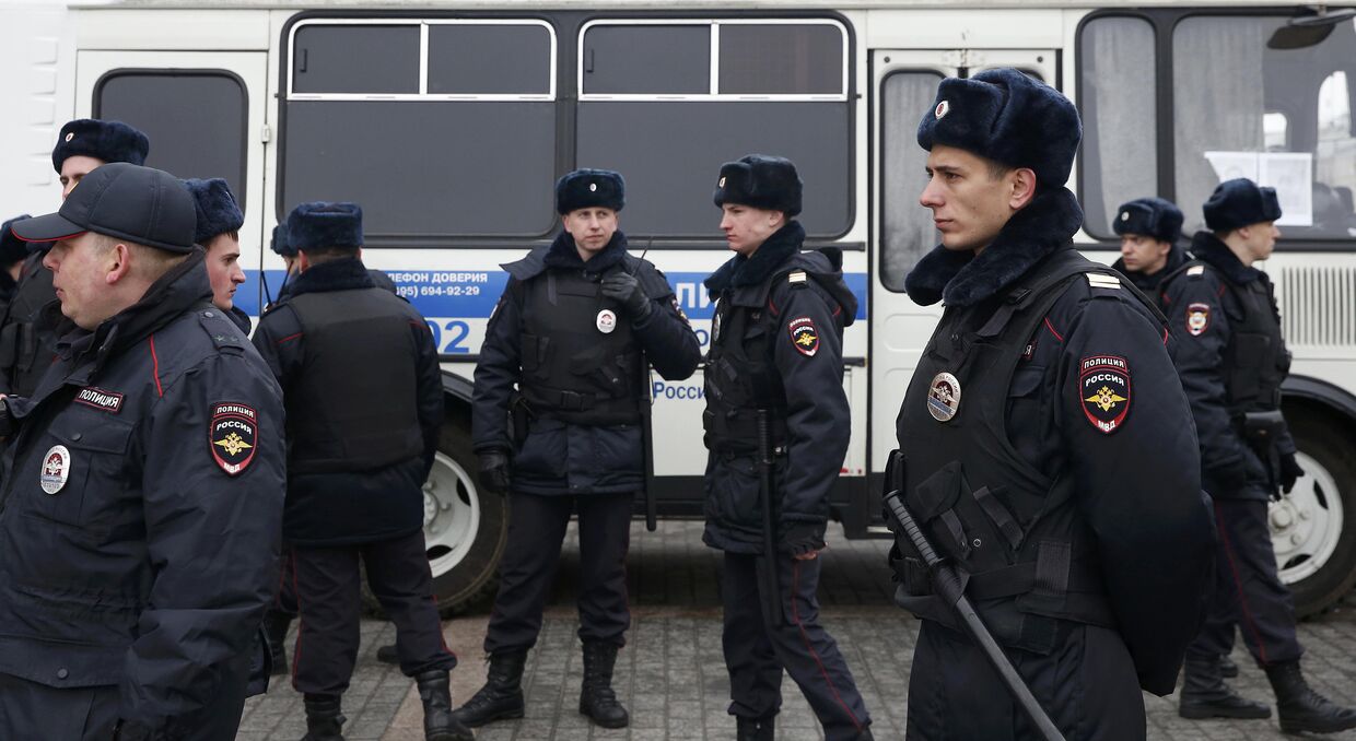 Сотрудники полиции во время несанкционированного антиправительственного митинга в Москве