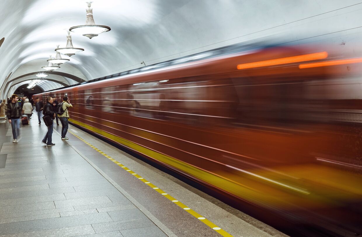 Запуск поезда «Красная стрела» в петербургском метро