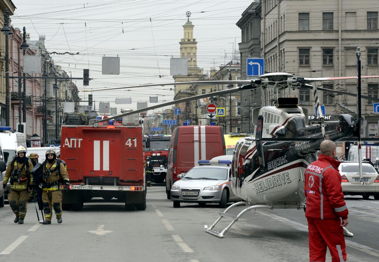 Аварийно-спасательные службы на месте взрыва у метро «Технологический институт» в Санкт-Петербурге