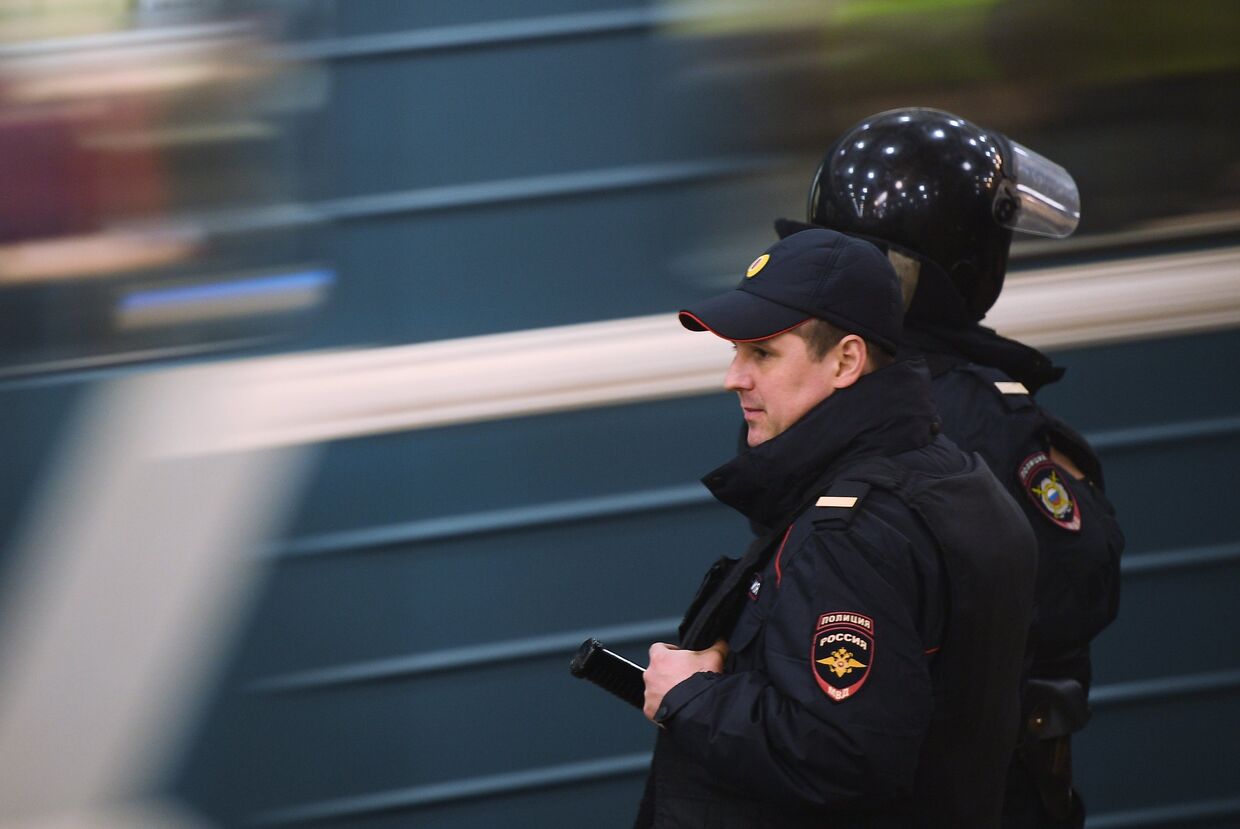 Сотрудники полиции на станции московского метро