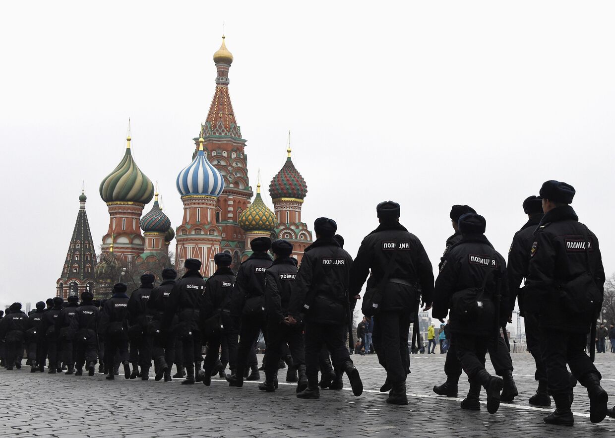 Сотрудники полиции потрулируют территорию Красной площади в Москве
